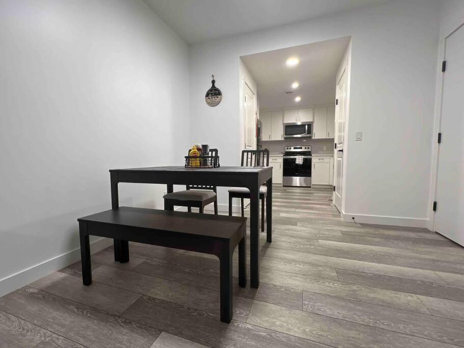 Newly Built 2 Bedroom Suite With Free Parking - Close To Banff National Park, Calgary Exterior photo