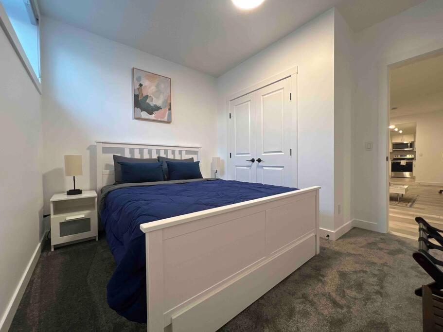 Newly Built 2 Bedroom Suite With Free Parking - Close To Banff National Park, Calgary Exterior photo