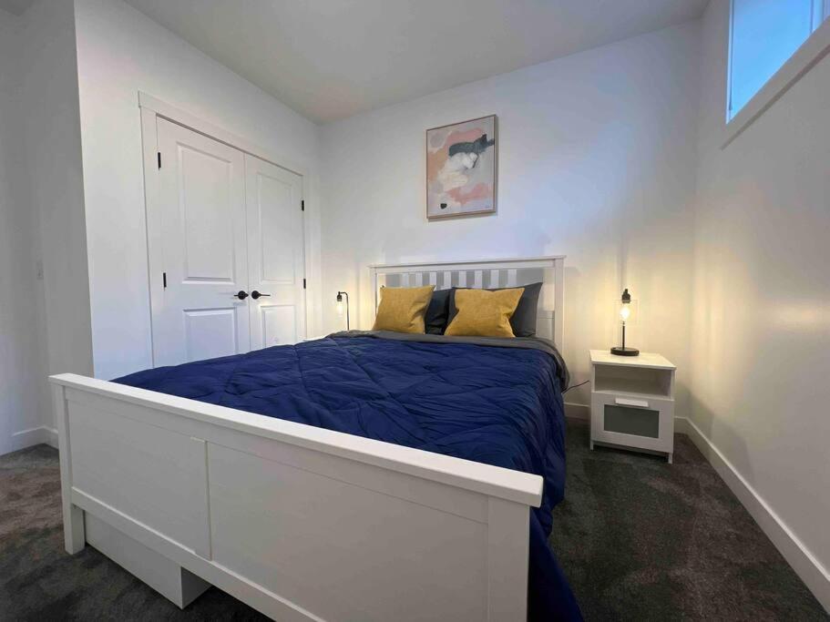 Newly Built 2 Bedroom Suite With Free Parking - Close To Banff National Park, Calgary Exterior photo